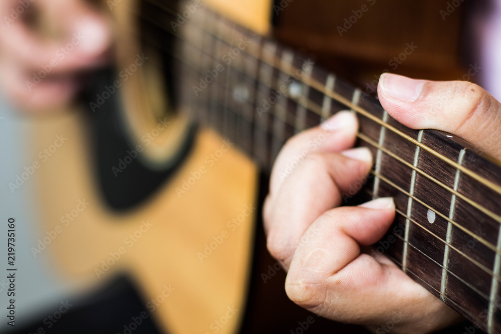 Fototapeta premium Zbliżenie dłoni gitarzysta gra na gitarze akustycznej
