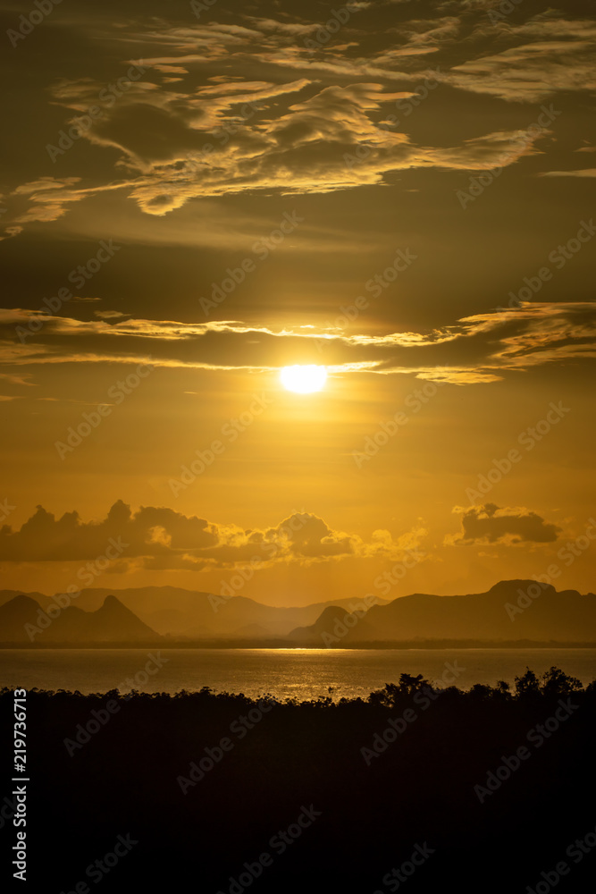 Obraz premium Sunset sky on the lake