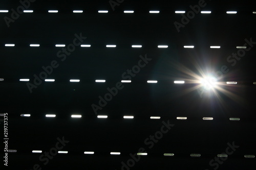 Fototapeta Sonne scheint durch rollladenschlitz
