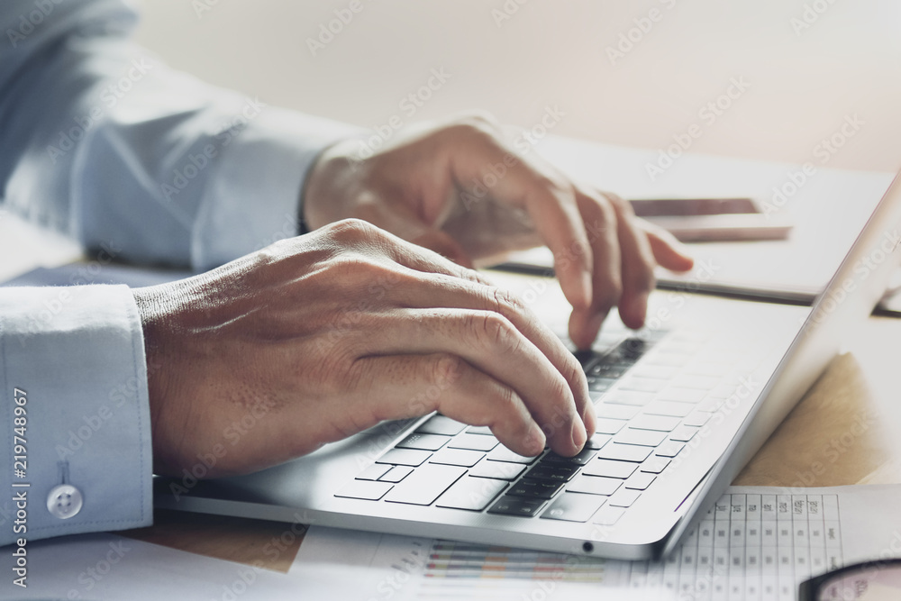 Obraz premium businessman using laptop working in office. concept finance and accounting
