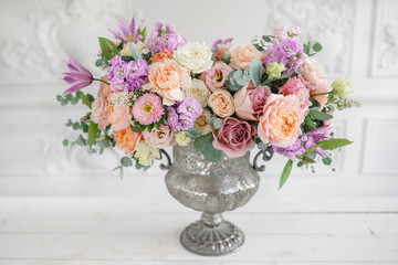 Papier peint photo Magasin de fleurs Bouquet vintage lilas et pêche  © malkovkosta