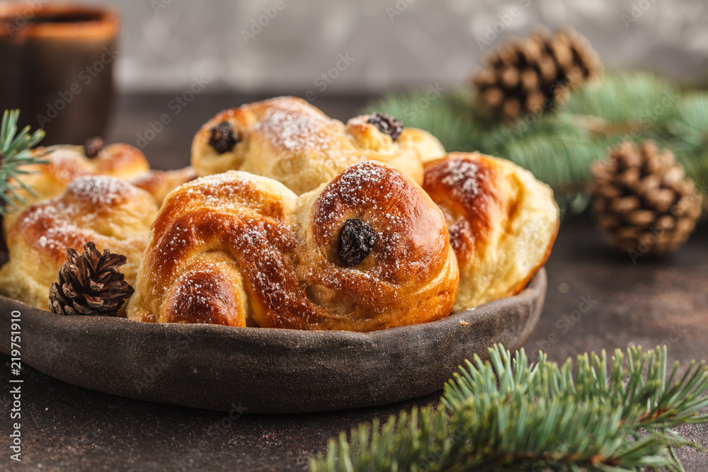 Ταπετσαρία Traditional Swedish Christmas saffron buns (lussebulle or lussekatt)