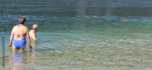 Coppia di pensionati in vacanza al Lago photo