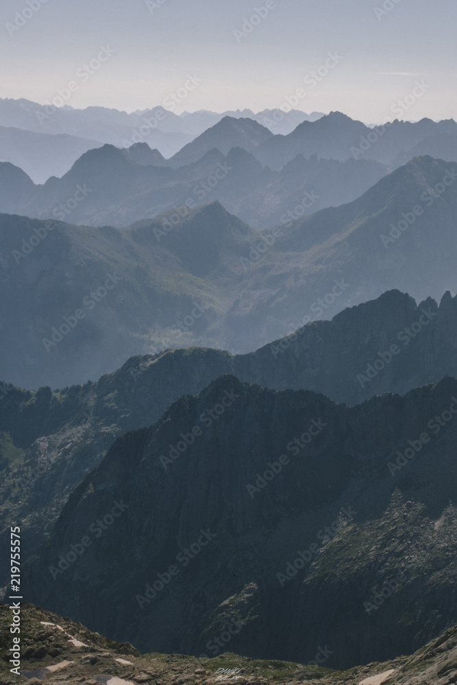 Naklejka premium Un sierra de montañas