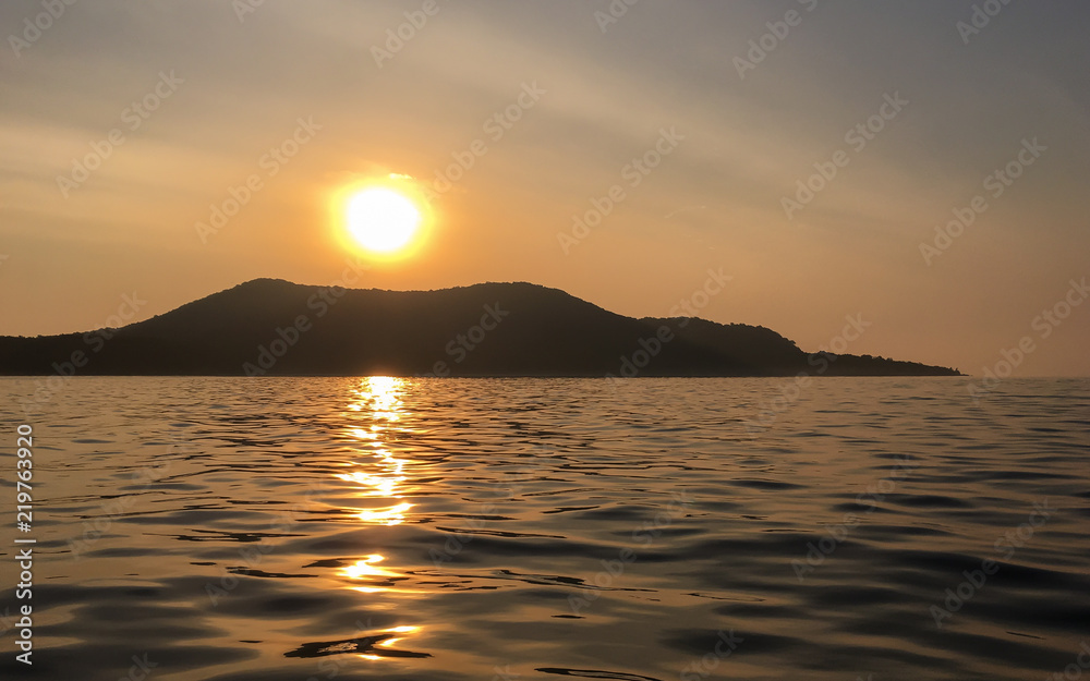 Fototapeta premium Skyscrape in the sunset on the ocean