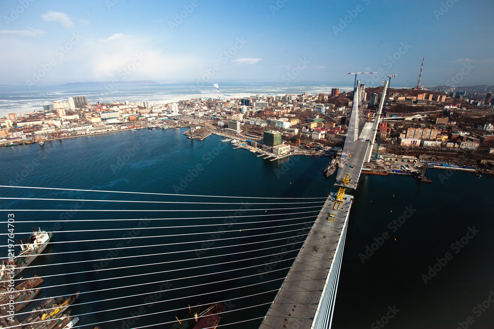 Obraz premium Construction of the bridge birches in Golden Horn Bay in 2012 to the APEC SUMMIT. The Golden Bridge in Vladivostok