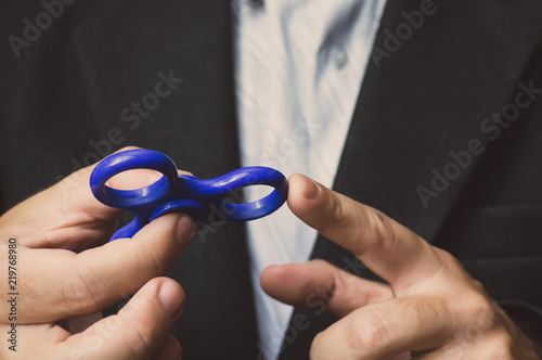 A man hand holding a hand spinner photo