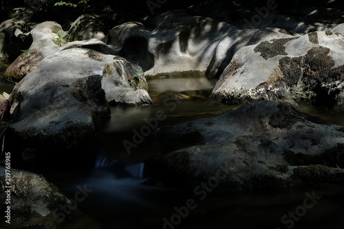 Rivière près de La Redorte en occitanie photo