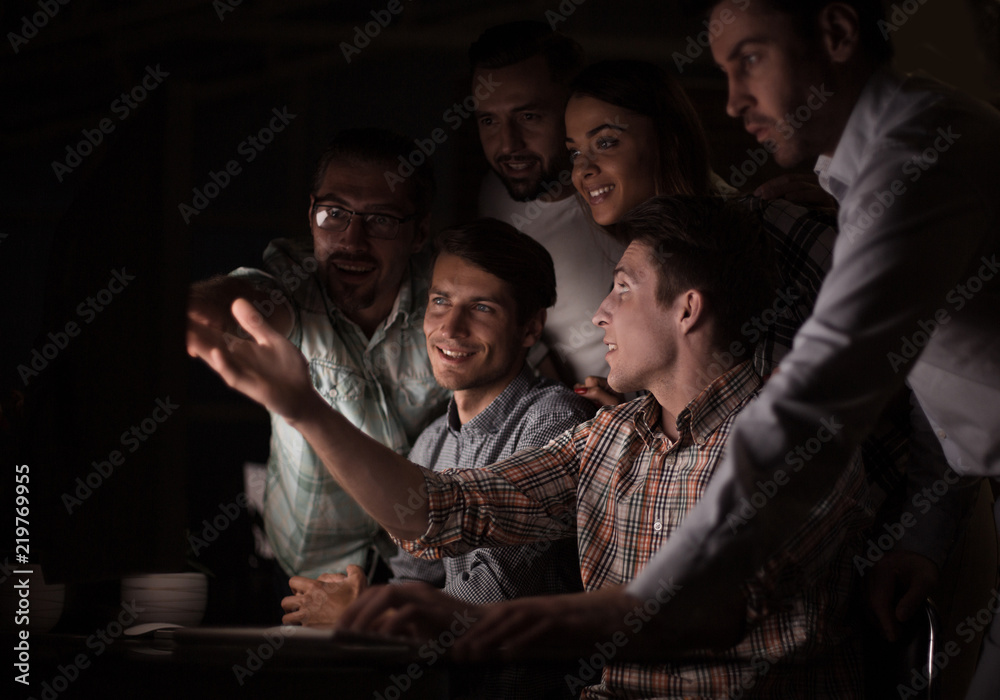 Fototapeta premium business team looks closely at the computer monitor