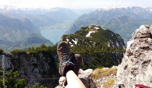 Aussicht vom Berggipfel mit Seen und Hütte photo