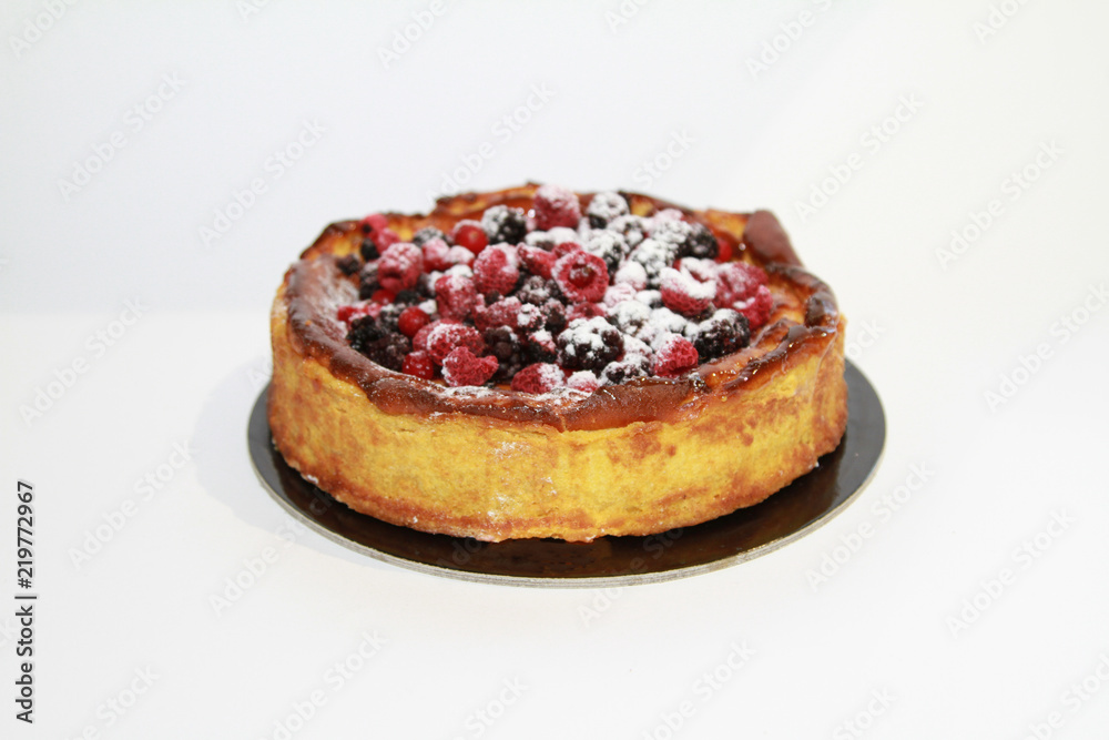 Torta artigianale ricoperta di frutti bosco e zucchero Torta artigianale ricoperta di frutti bosco e zucchero