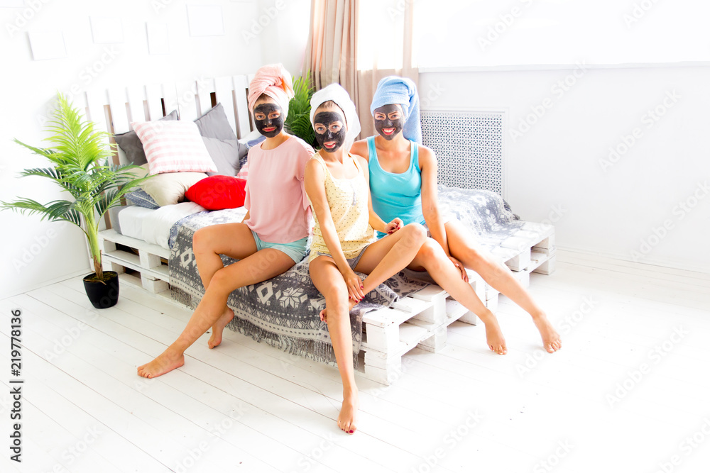 Obraz premium Girls having fun on slumber party together