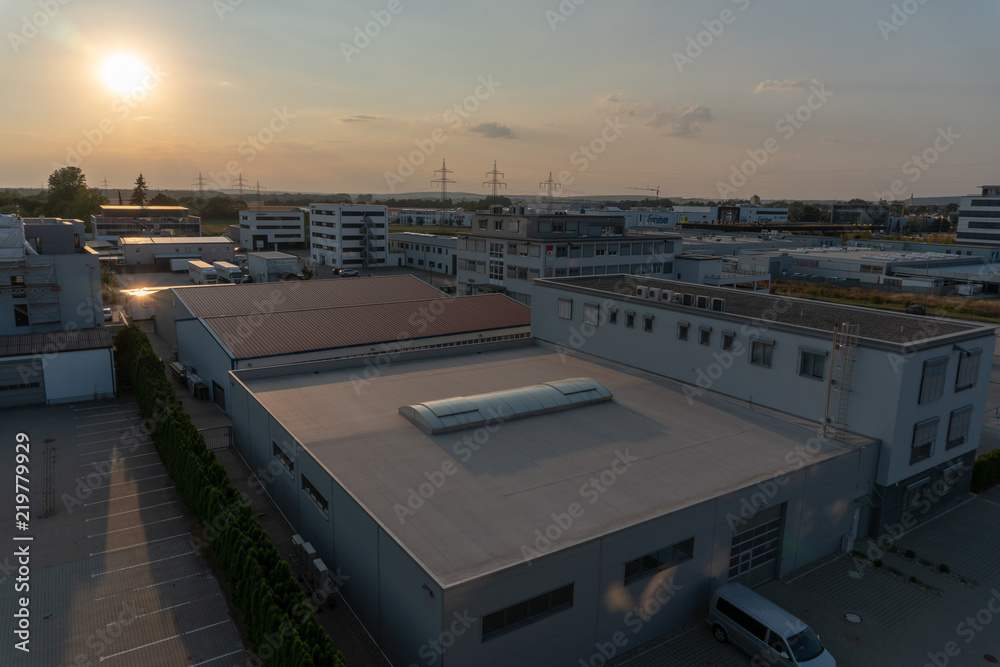 Sonnenuntergang über Industriegebiet