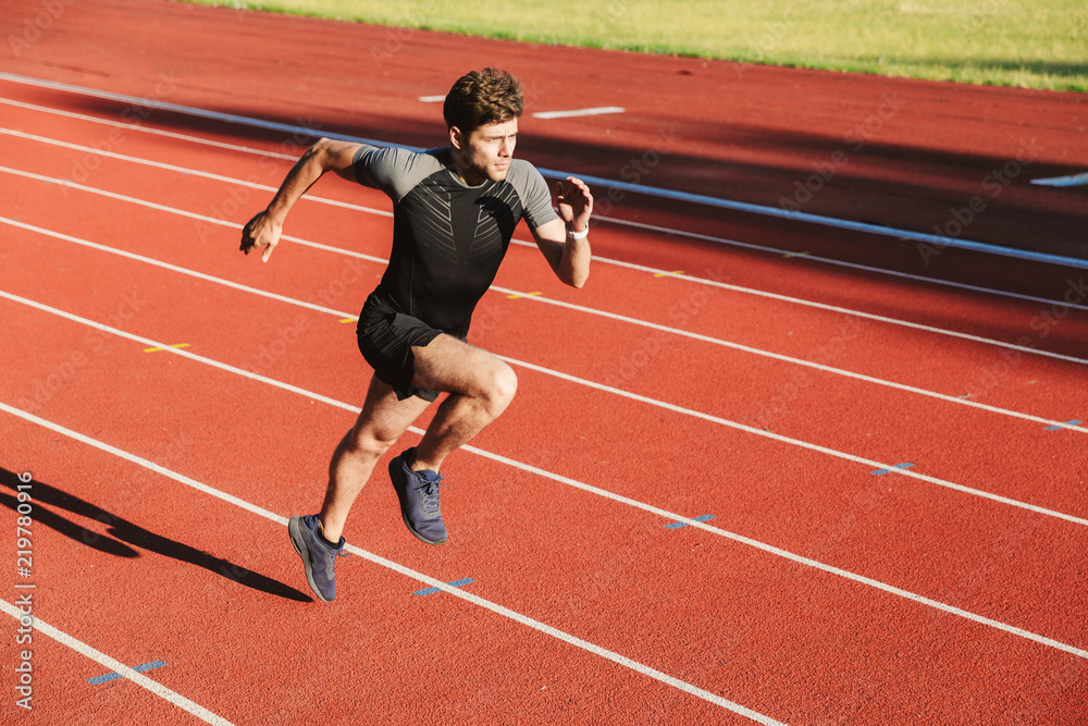 Obraz premium Strong young sportsman running