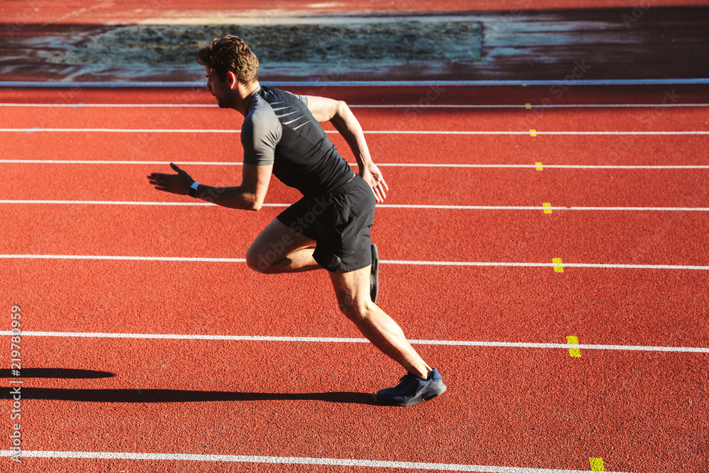 Obraz premium Motivated young sportsman running