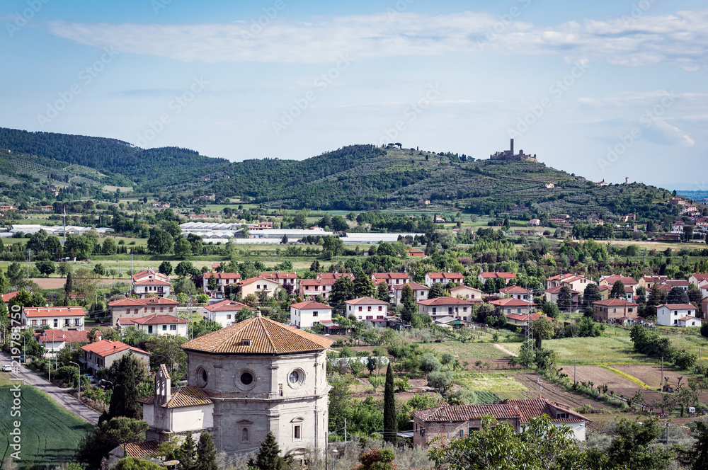 La natura incontaminata nelle colline di Castiglion Fiorentino in Toscana - Italia