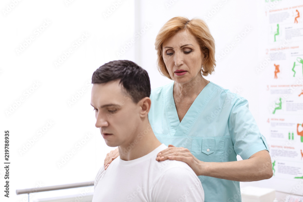 Obraz premium Orthopedist examining patient in hospital