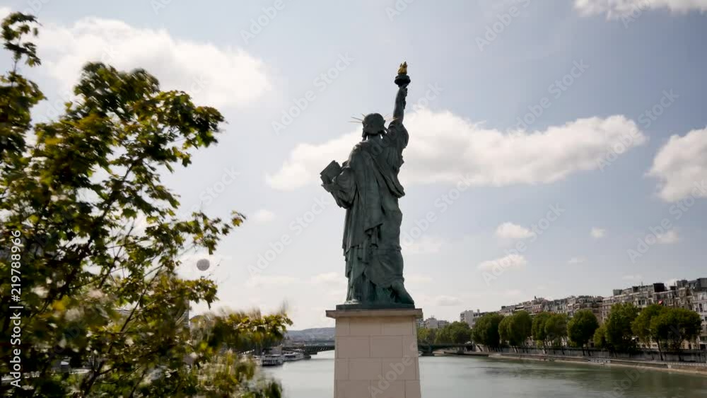 Wideo Stock Time lapse in Paris of a Statue of Liberty. The statue is