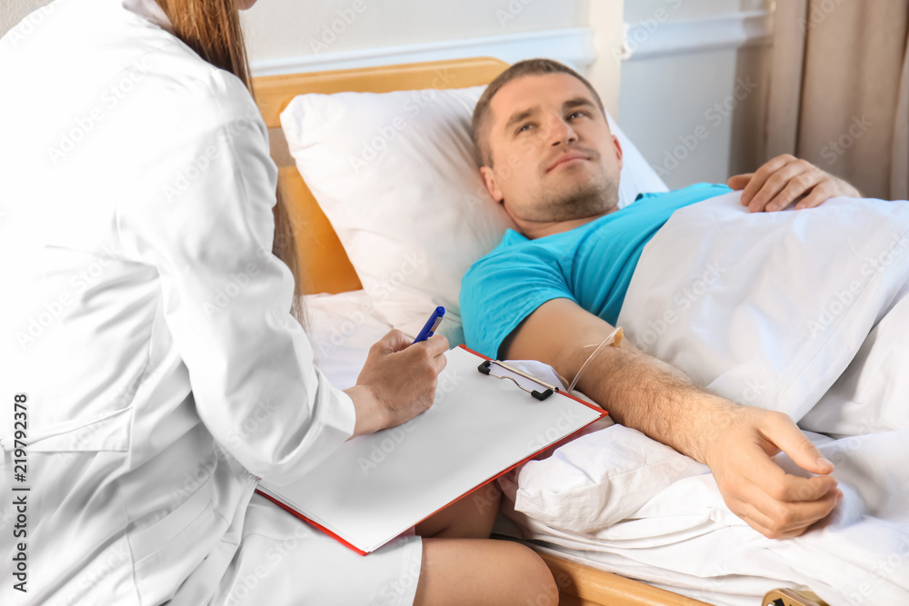 Obraz premium Female doctor consulting patient in hospital
