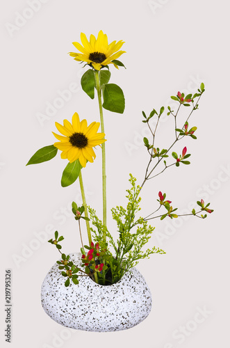 Fototapeta Naklejka Na Ścianę i Meble -  Ikebana mit Sonnenblumen