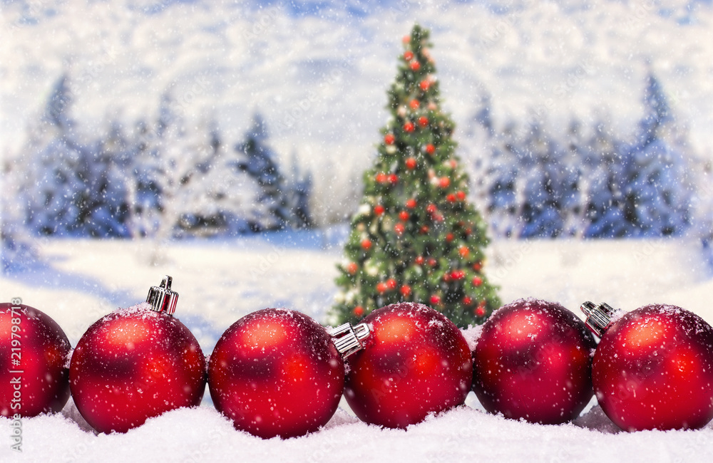 Christbaumkugeln mit Weihnachtsbaum und Winterlandschaft