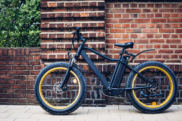 Leinwandbilder Fahrrad Elektrofahrrad an roter Backsteinmauer  © Mr. Music