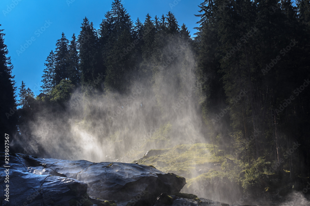 Krimmler Wasserfälle mit Gischt im Gegenlicht, Salzburger Land Österreich Krimmler Wasserfälle mit Gischt im Gegenlicht, Salzburger Land Österreich