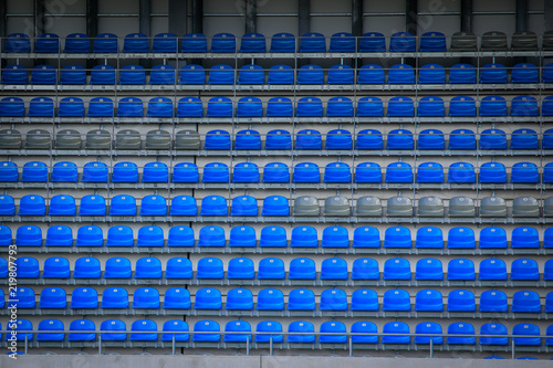 Leere Stadionsitze grau und blau auf einer Stadiontribüne, Sportstadion 