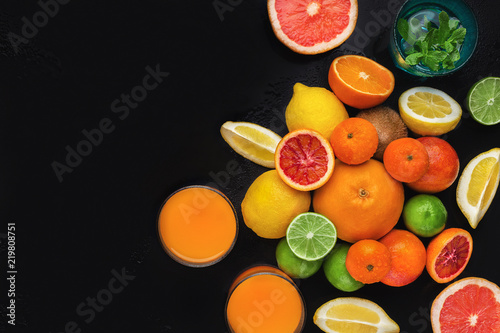 Citrus fruits and glass of fresh juice © Prostock-studio