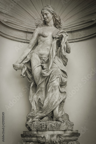 Stehende Frauenfigur im Zwinger Dresden