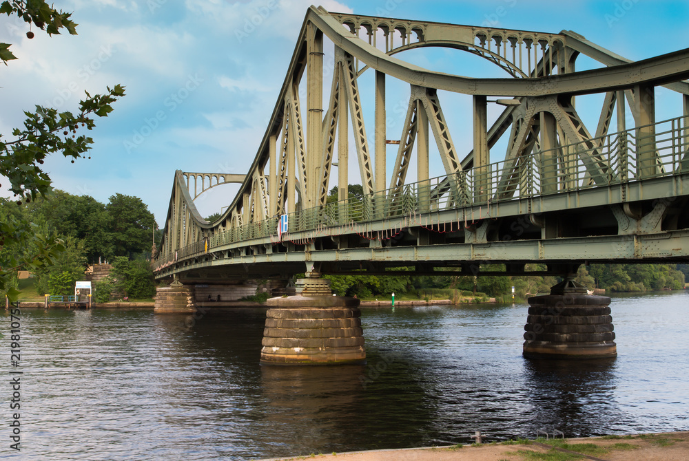 Obraz premium Glienicker Brücke mit Havel in Potsdam