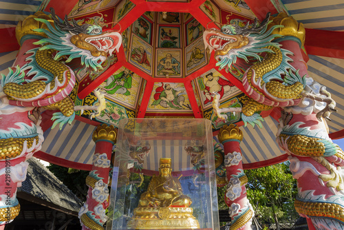 Buddhistischer Tempel am Maenam-Beach, Koh Samui in Thailand
