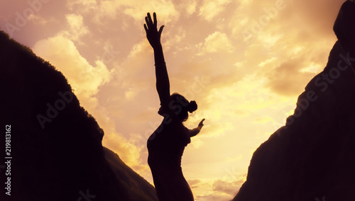 Frau mit Ausgebreiteten Armen