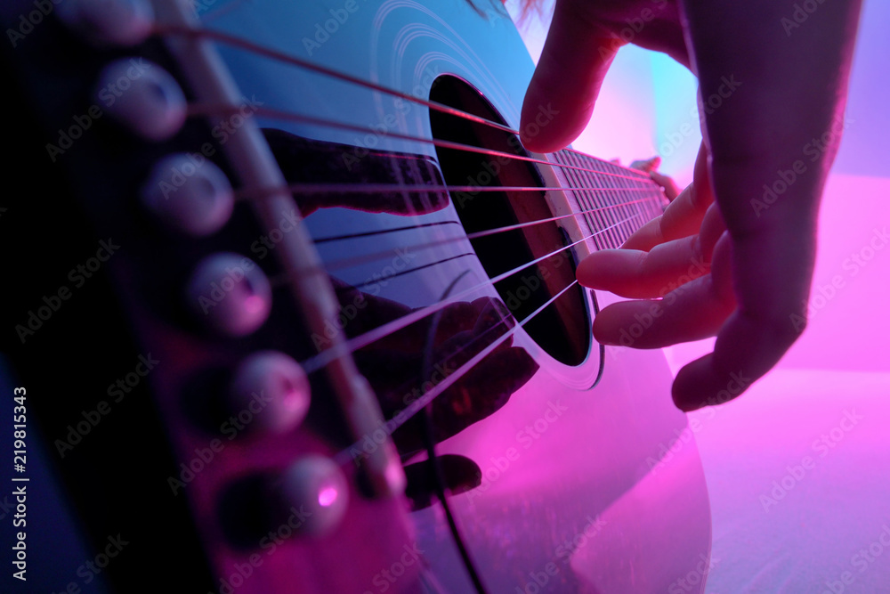 Fototapeta premium Zbliżenie na gitarze akustycznej, na której gra dziewczyna