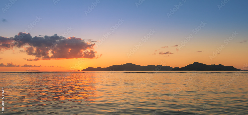 coucher de soleil sur une île