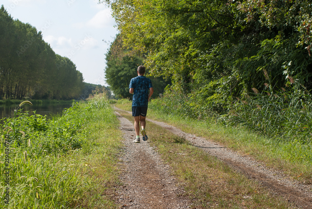 persona mentre fa jogging in campagna persona mentre fa jogging in campagna