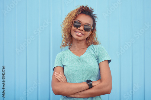 Obraz na płótnie Portrait of smiling black girl wearing sunglasses w salonie
