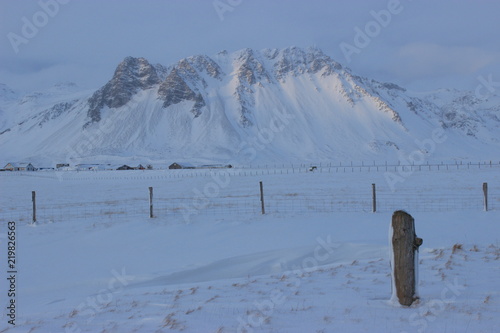 Montagnes enneigées en Islande photo