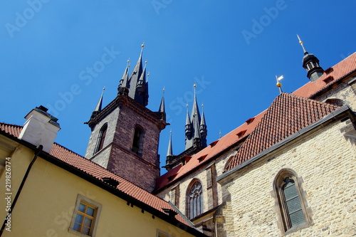 Kościół Marii Panny przed Tynem - wieża gotyckiego kościoła widziana z ciasno zabudowanej starówki Pragi, stolicy Czech photo