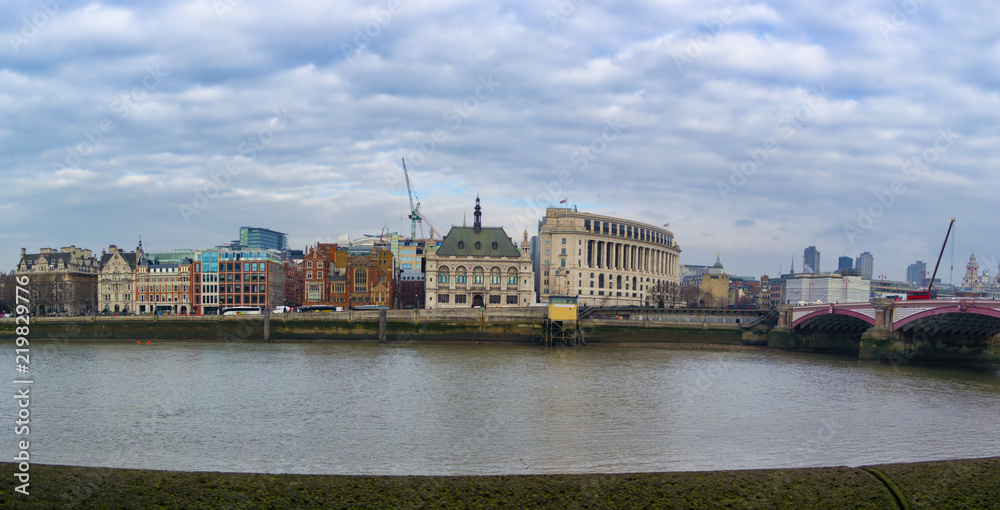 Naklejka premium Panoramic view on the river Thames in London, United Kingdom
