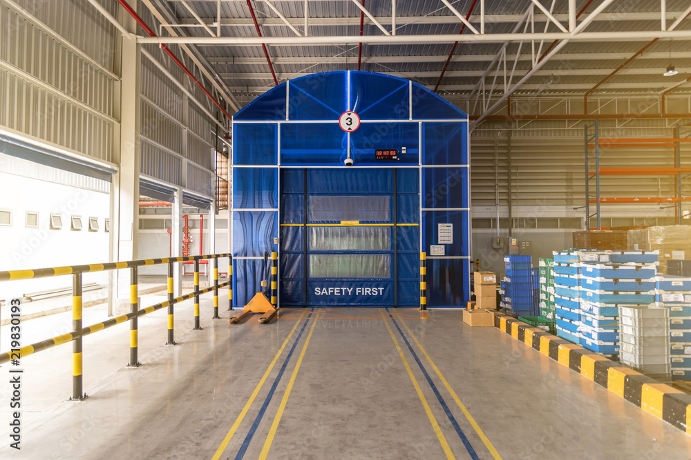 Obraz premium Automatic door warehouse and manufacturing process