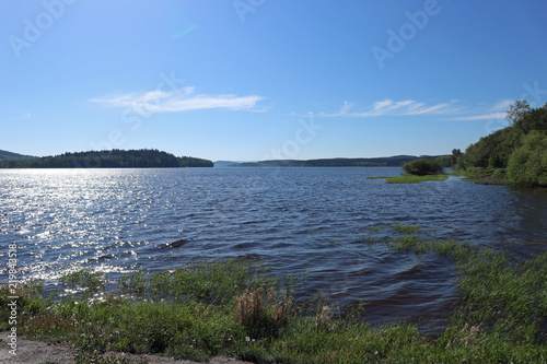 Panorama vom Lipno Stausee des Fluss Moldau an der Grenze von Tschechien und   sterreich mit Wiesen und W  ldern.