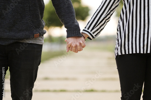 pareja cogida de la mano