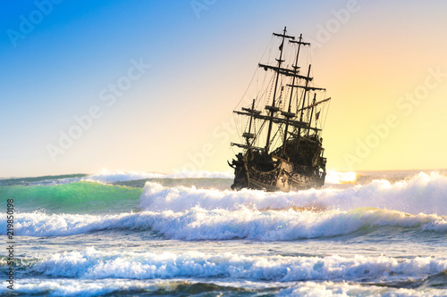 Old ship silhouette in sunset scenery, Italy Fototapet