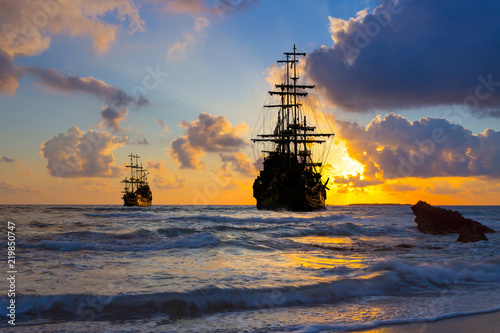 Fotografía Old ship silhouette in sunset scenery, Italy