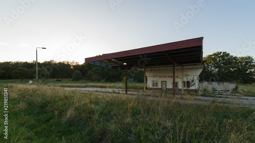 Verlassene Tankstelle im Abendlicht