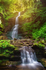 Wandcirkels Watervallen Stromende waterval in tropisch regenwoud  © prystai