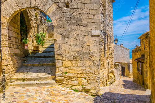 Fototapeta Naklejka Na Ścianę i Meble -  Narrow street in Lacoste village in France