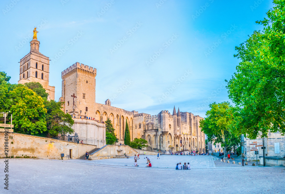 Φωτογραφία View of Palais de Papes and the cathedral in Avignon, France