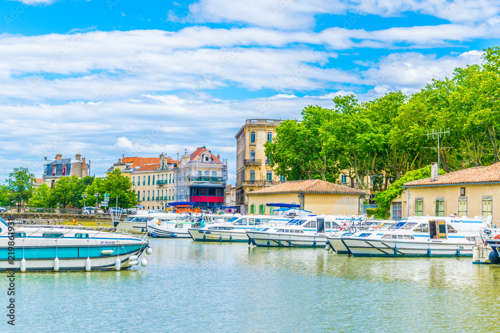 Φωτογραφία Tourist boat are mooring on Canal du midi in the center of Carcassonne, France